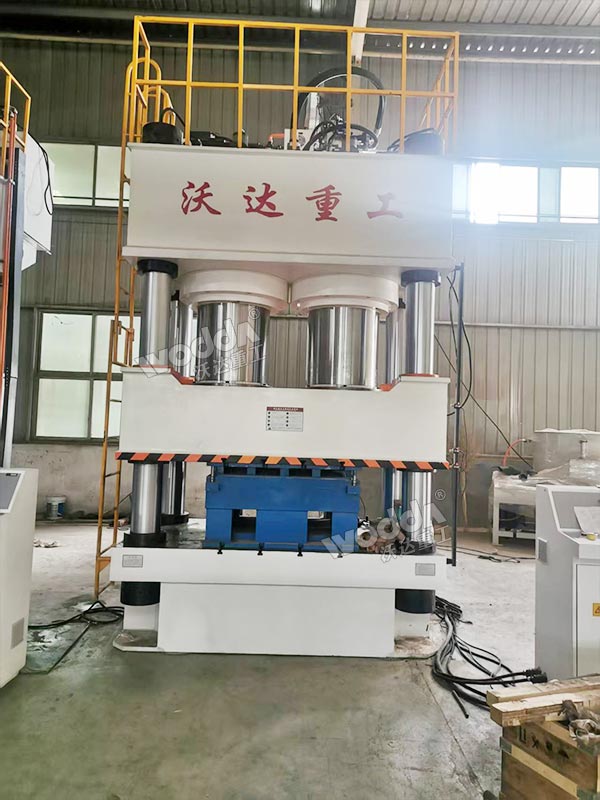 1800噸木屑托盤成型機(jī)現(xiàn)場